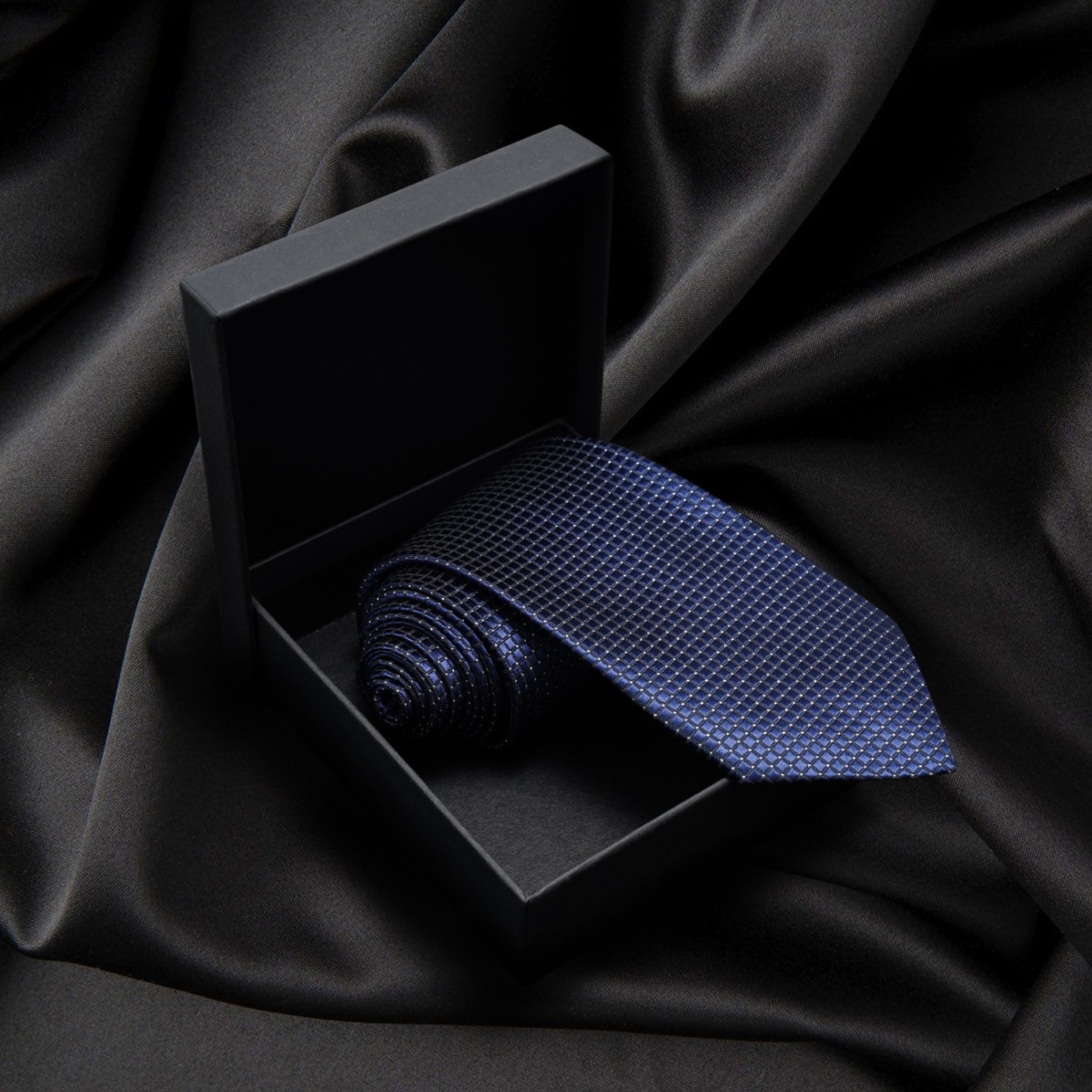 GEOMETRIC SILK NECKTIE