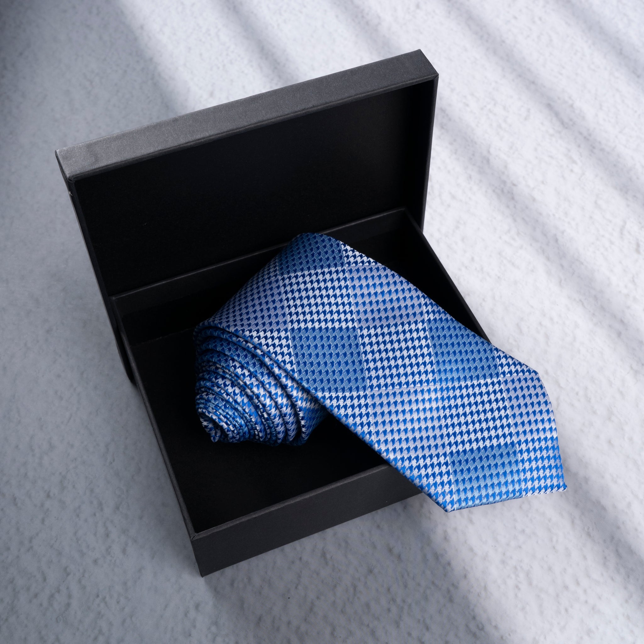 GEOMETRIC SILK NECKTIE