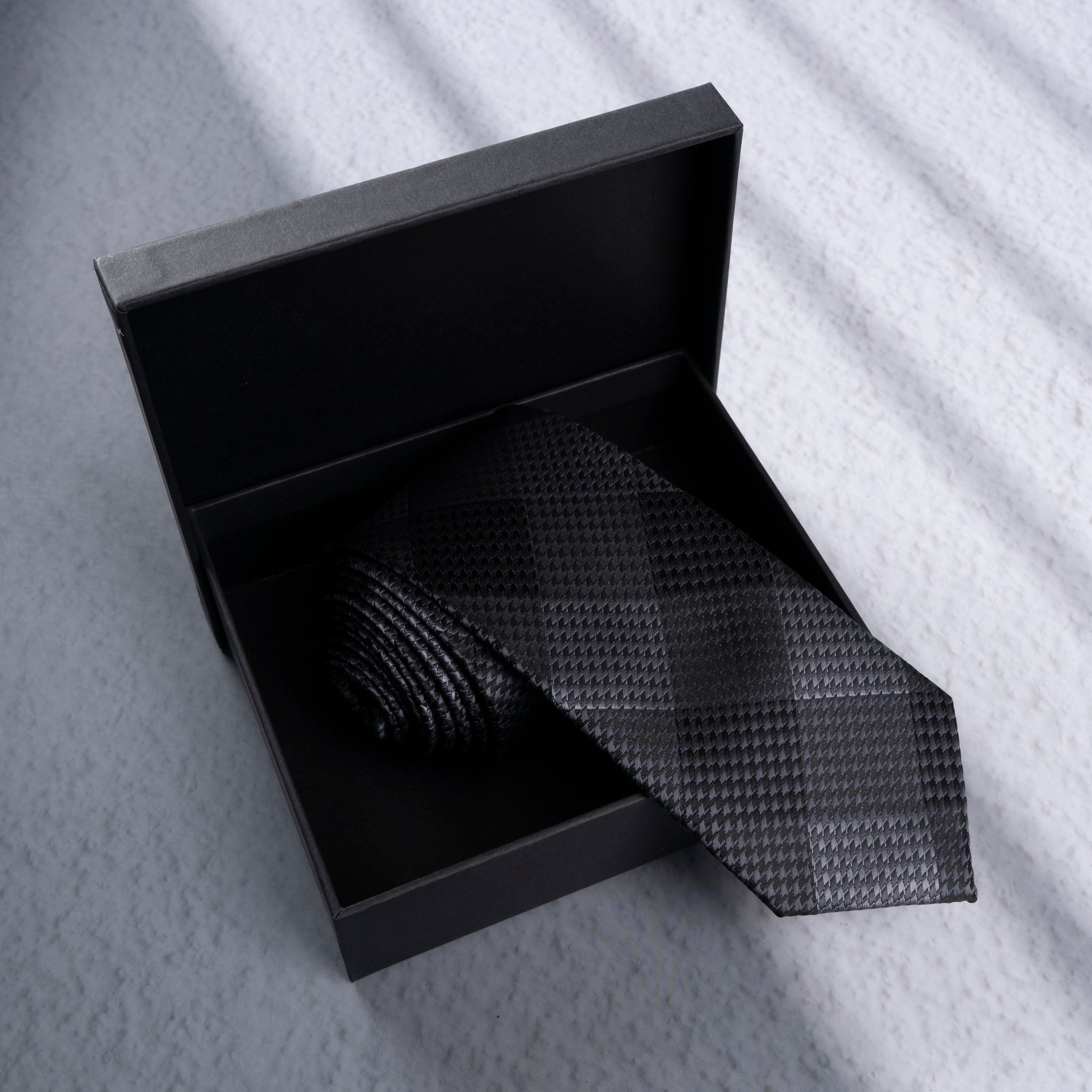 GEOMETRIC SILK NECKTIE